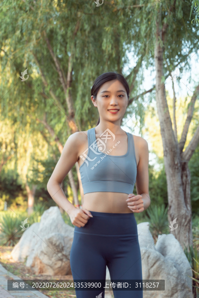 戶外運(yùn)動(dòng)的運(yùn)動(dòng)裝女性