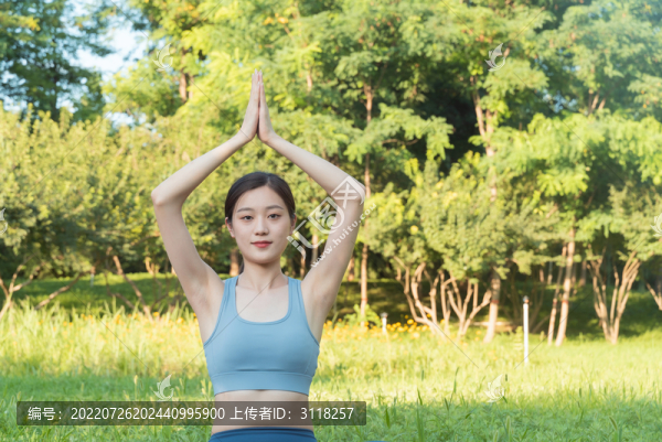 戶外年輕女性在練習瑜伽