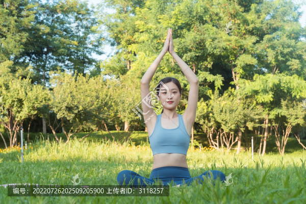 戶外女性做瑜伽運(yùn)動(dòng)