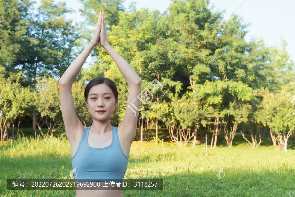 戶外女性做瑜伽運動