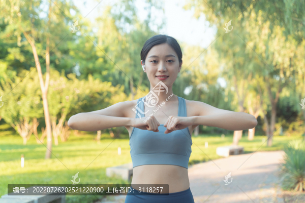 戶外運動的東方女性