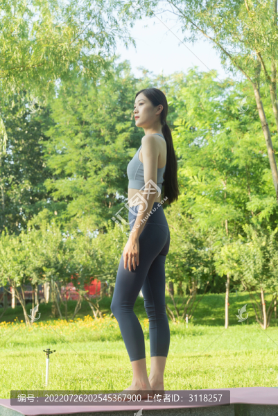 公園穿運動服鍛煉的女性