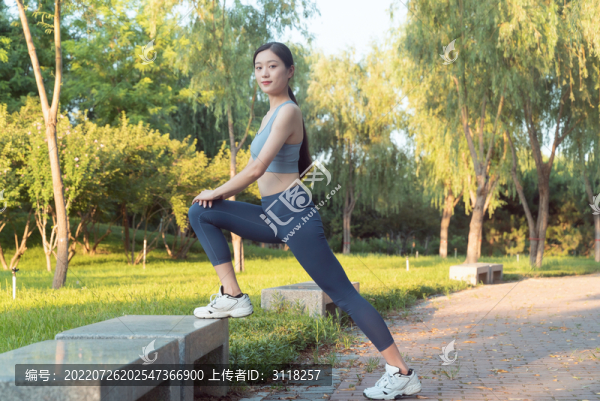 戶外伸展運(yùn)動(dòng)的女性