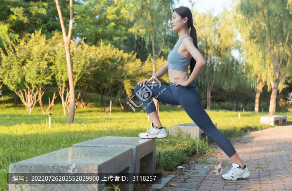 戶外伸展運動的女性