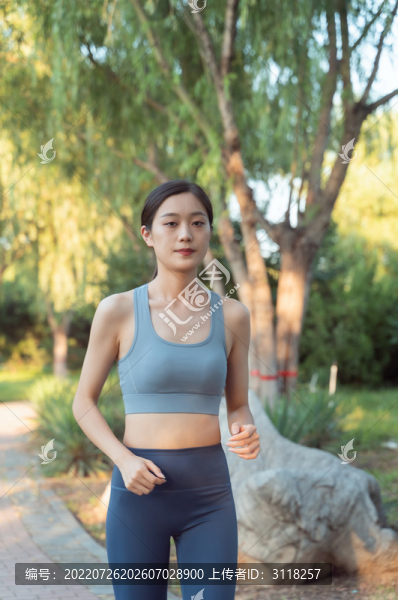 公園里跑步鍛煉的美女