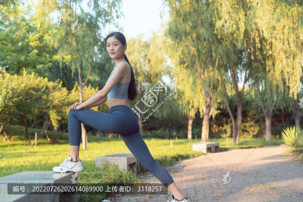 戶外伸展運(yùn)動(dòng)的女性