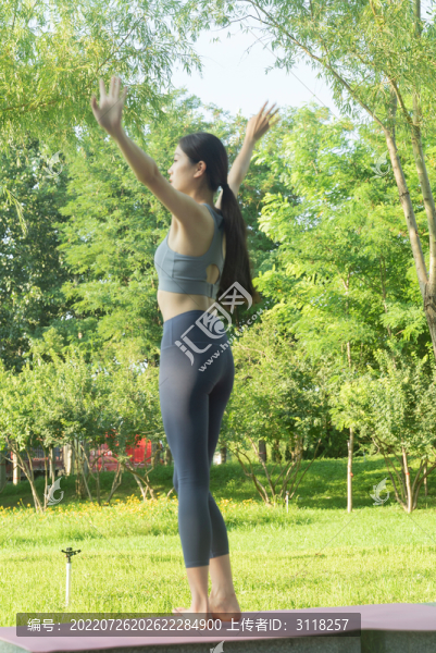 戶外做瑜伽的女性背影