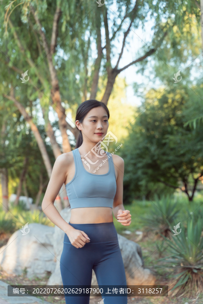 公園里跑步鍛煉的美女