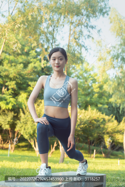 戶外伸展運動的女性