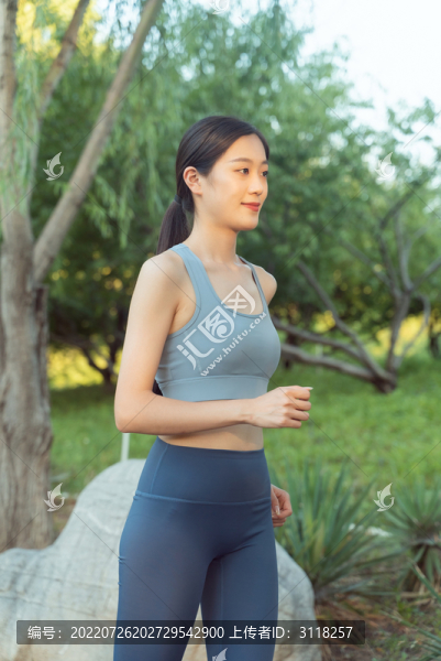戶外運動的運動裝女性