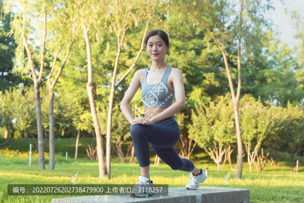 戶外女性做瑜伽運(yùn)動(dòng)