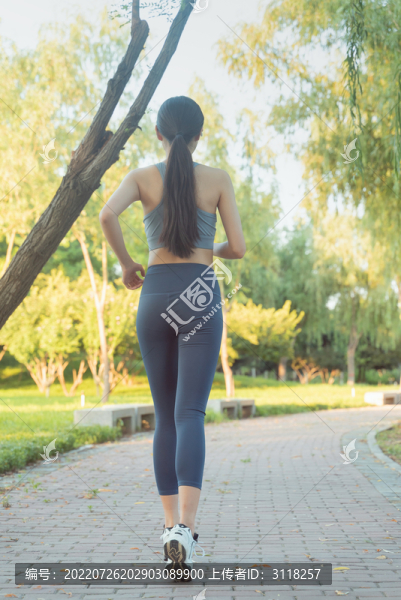 正在鍛煉的年輕女性背影