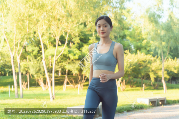 公園里跑步鍛煉的美女