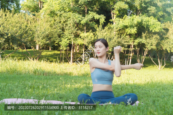 戶外女性做瑜伽運(yùn)動