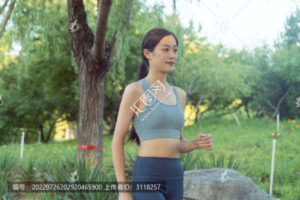 公園里跑步鍛煉的美女