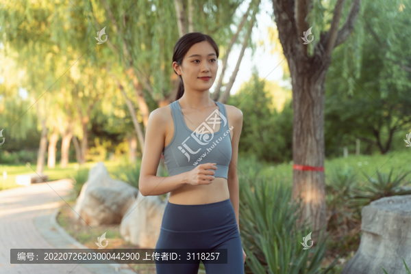 公園里跑步鍛煉的美女