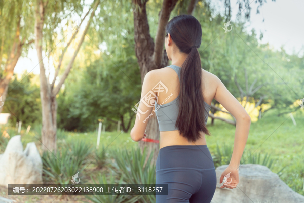 戶外跑步的年輕女性背影