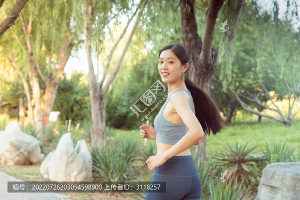 公園里跑步鍛煉的美女