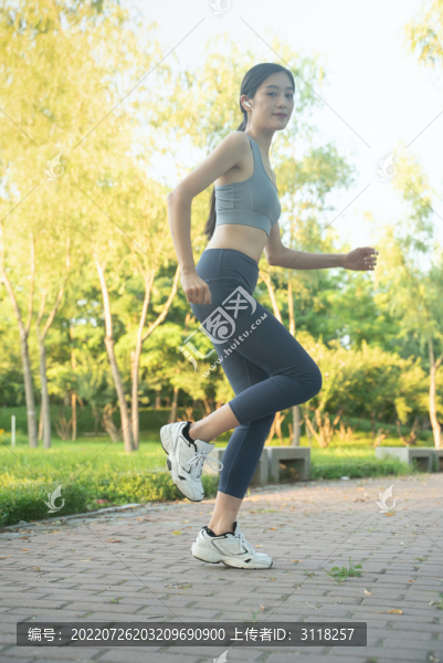 公園里跑步鍛煉的美女