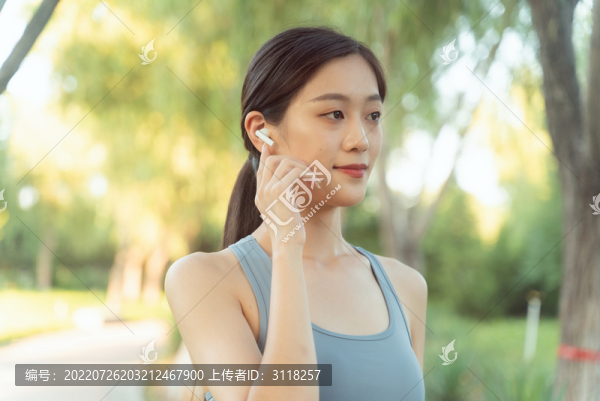 公園里跑步鍛煉的美女