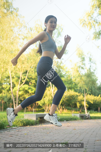 公園里跑步鍛煉的美女-匯圖網(wǎng) www.fosd68.com 公園里跑步鍛煉的美女