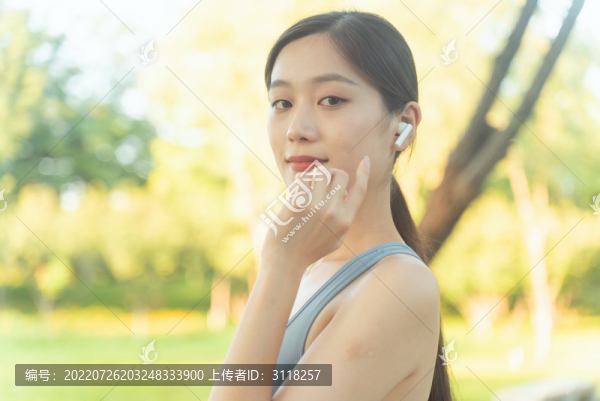公園里跑步鍛煉的美女