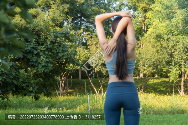 戶外伸展運(yùn)動(dòng)女性背影