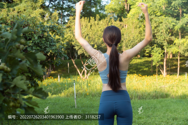 戶外瑜伽伸展運動女性背影