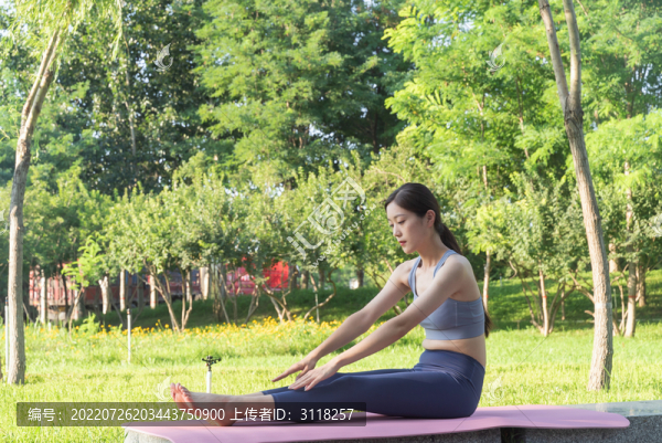 戶(hù)外女性做瑜伽運(yùn)動(dòng)鍛煉