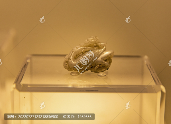 清代鴛鴦銜荷白玉佩