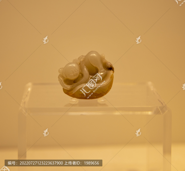 清代玉雕戲蓮童子擺件