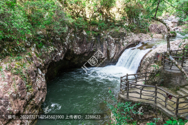 瀑布溪流