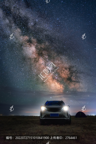 銀河星空下的汽車