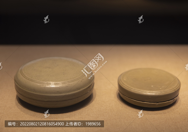 越窯青釉花卉紋瓷粉盒