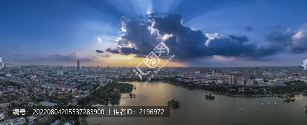 寬幅佛光映襯下大明湖全景圖