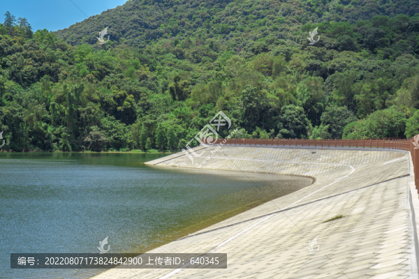 夏天戶(hù)外水庫(kù)