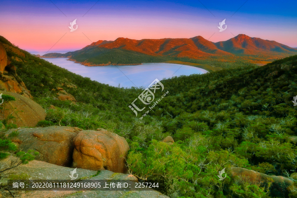 崇山峻嶺與山景
