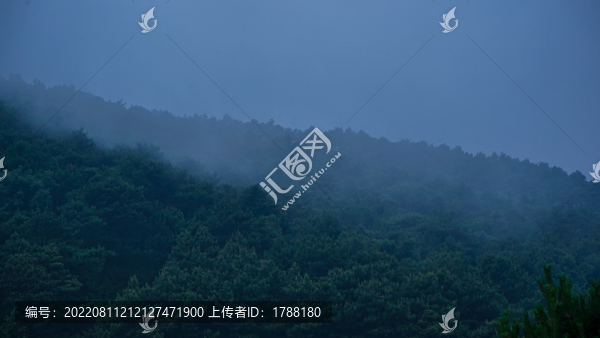 陰雨山間