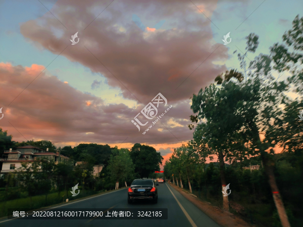 云彩馬路汽車