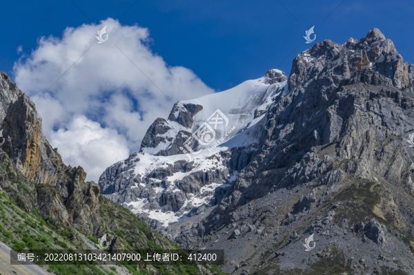 藍天白云雪山峭壁