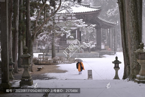 雪中寺廟僧人