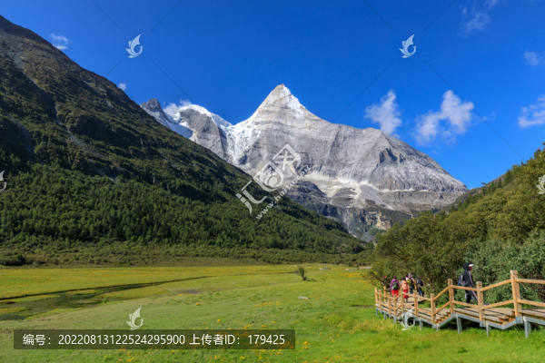 稻城亞丁洛絨牛場央邁勇雪山