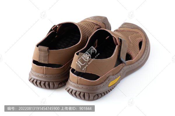 白背景上的一雙夏季休閑鞋