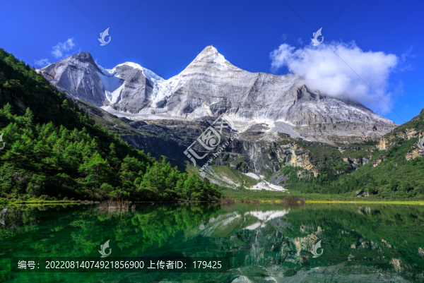 甘孜稻城亞丁央邁勇雪山倒影