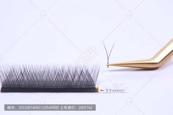 美睫金色鑷子夾取假睫毛特寫