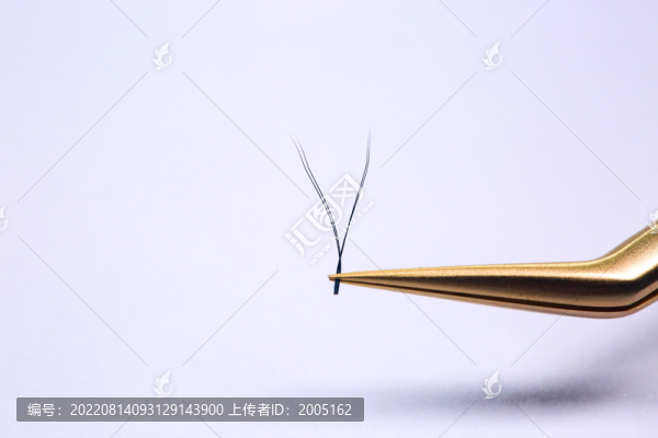 美睫金色鑷子夾取假睫毛特寫