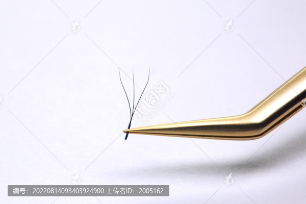 美睫金色鑷子夾取假睫毛特寫
