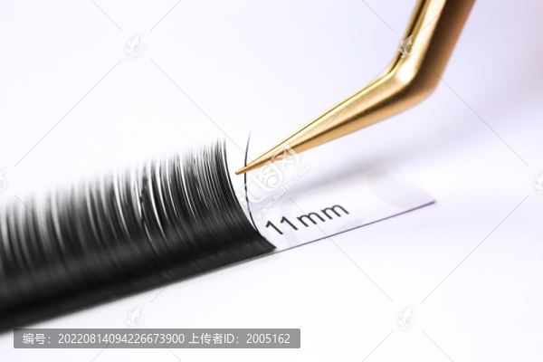 美睫金色鑷子夾取假睫毛特寫
