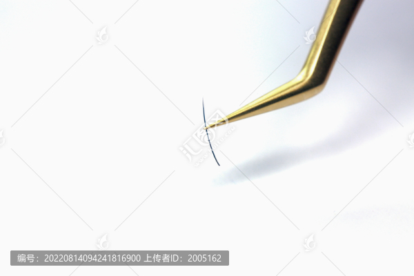 美睫金色鑷子夾取假睫毛特寫