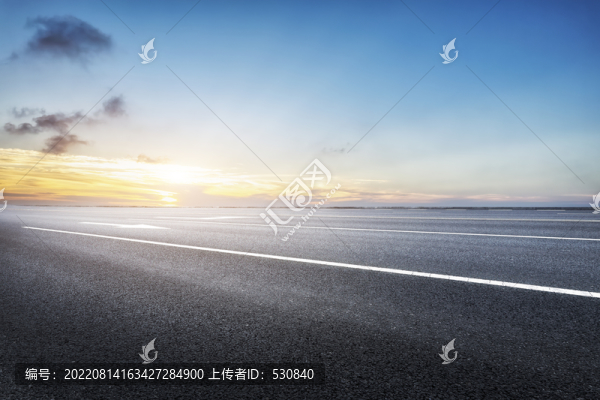 前進的道路和天空云彩